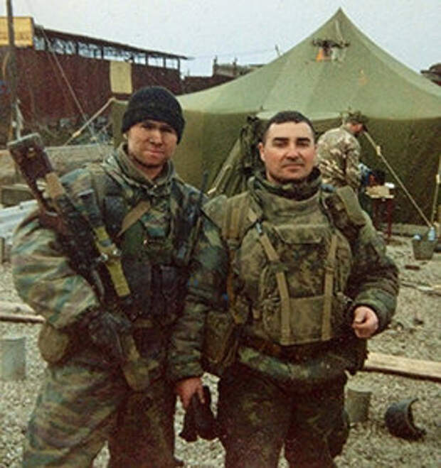 А. Головашкин и его бывший сослуживец, старший оперуполномоченный майор Руслан Зыза: Фото @petrovka-38.com