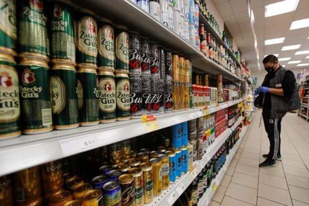 Cans and bottles of beer are displayed for sale in a supermarket amid the coronavirus disease (COVID-19) pandemic in Moscow, Russia April 8, 2020. REUTERS/Maxim Shemetov