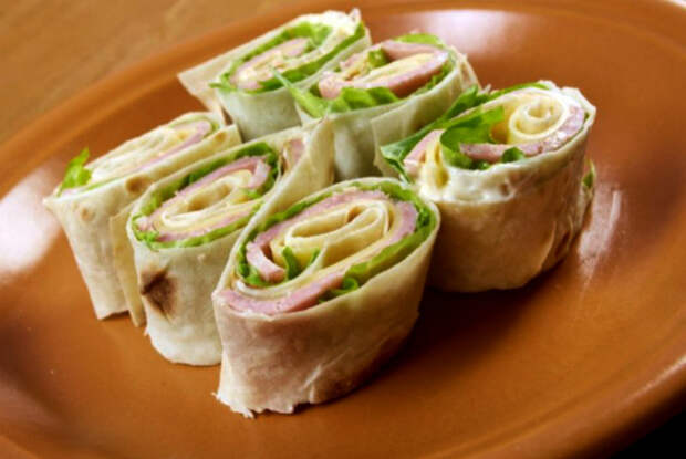 Рулеты с колбасой и зеленью. Рулеты с колбасой и зеленью.
