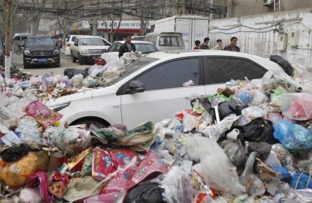Китайский водитель заблокировал въезд мусоровозам и пожалел об этом автоместь, китай, месть, мусор, парковка