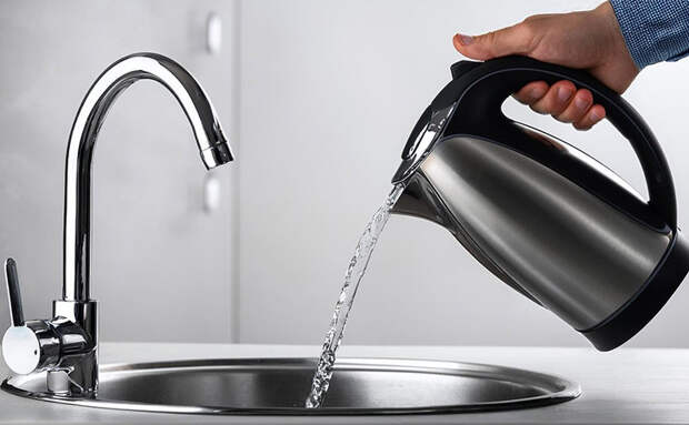 Почему опасно выливать кипяток в раковину