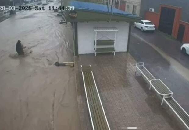 В Махачкале прохожий спас ребенка, которого едва не унесло дождевым потоком