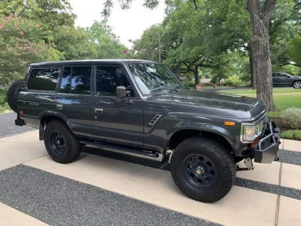 Модифицированный Toyota Land Cruiser 1988 с сиденьями от BMW 5-й серии