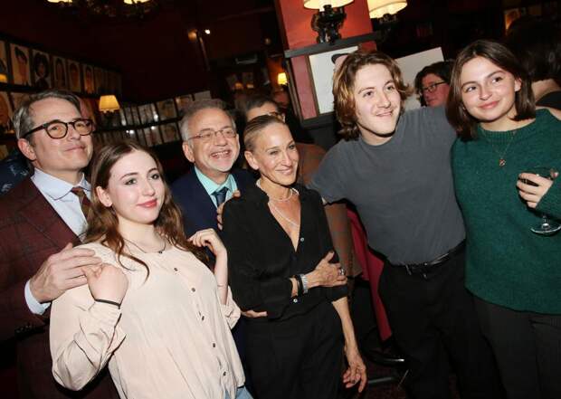 Сара Джессика Паркер впервые за долгое время вышла в свет со всей семьёй: фото