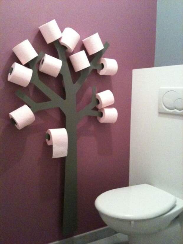 Держатель для туалетной бумаги в форме дерева.