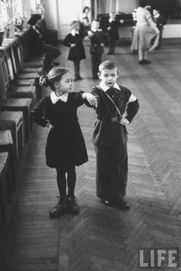 Школьники на уроке танцев. 58-2.jpg Школьники на уроке танцев. 58-2.jpg