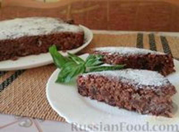 Фото к рецепту: Постный шоколадный манник с изюмом, финиками и орехами