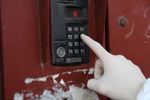 Россиянка захотела сменить домофон и потеряла миллионы рублей