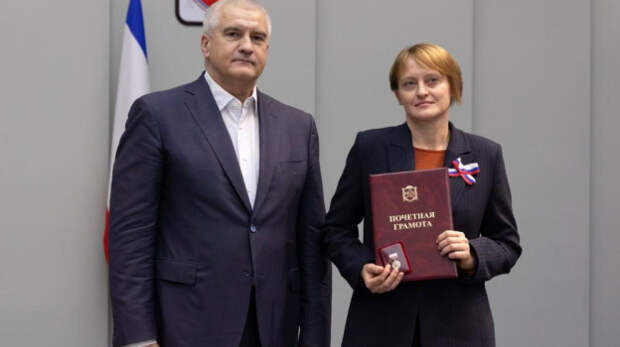 Аксёнов поздравил крымчан с Днем Конституции РФ