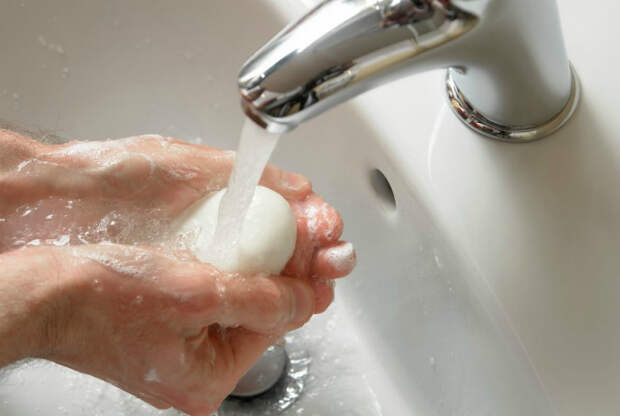 В процессе мытья рук с мылом вы уничтожаете микробов. | Фото: hotgeo.ru.
