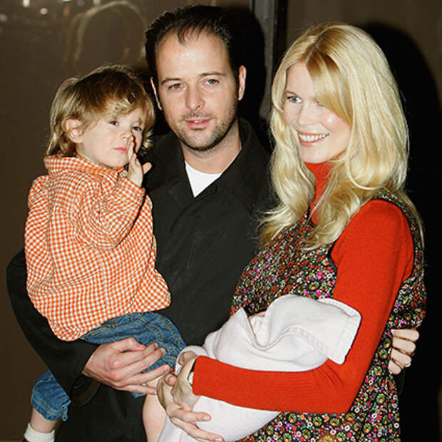 Клаудия Шиффер с мужем Мэттью Воном, сыном Каспаром и дочерью Клементиной в 2004 году