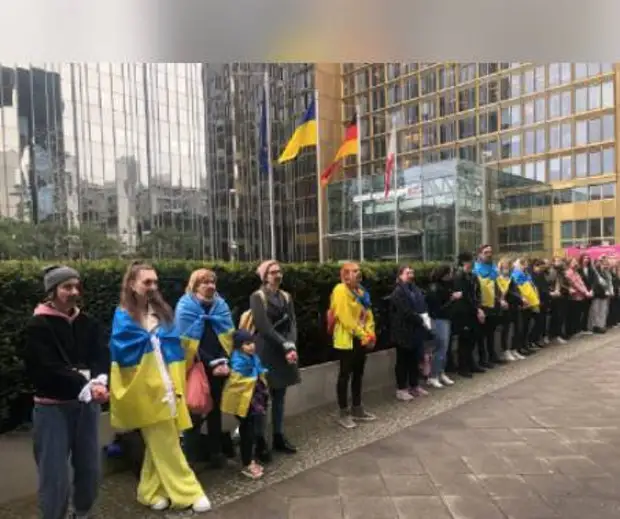 Что-то пошлое не так: У девушки с плакатом на Первом канале возникли серьезные проблемы на новой работе