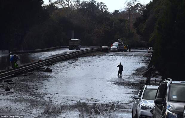 Затопленный участок автотрассы 101 в районе Сан-Исидро ynews, Калифорния США, калифорния, наводнение, оползни, стихийное бедствие, стихия, сша