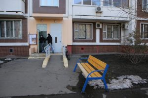 Новую скамейку установили/Ярослав Чингаев, «Юго-Восточный курьер»