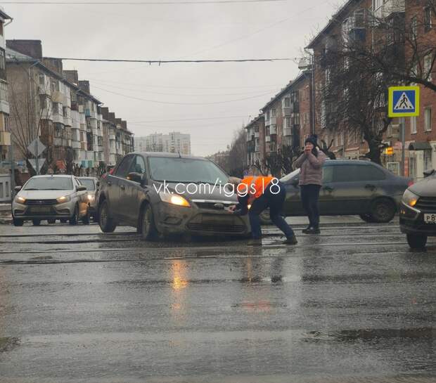 Автомобиль перегородил проезд трамваям на улице Ленина