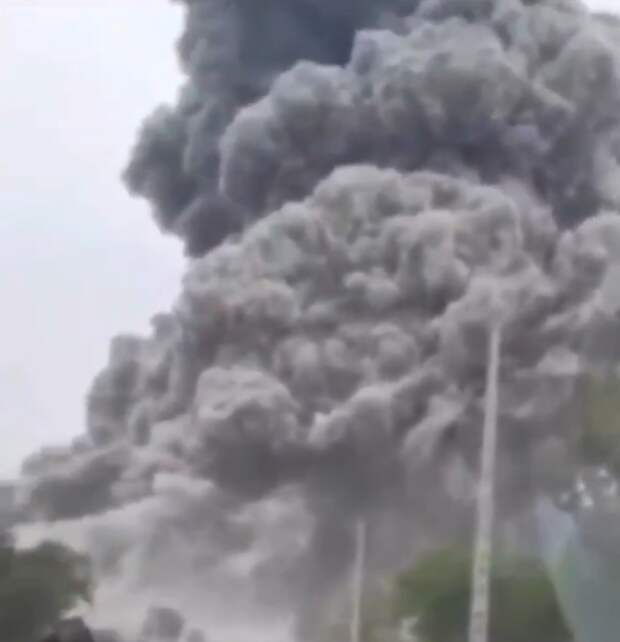Мощный взрыв на складе боеприпасов в Бушере сняли на видео