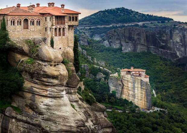 Монастыри Святые Метеоры – самая эксцентричная достопримечательность Греции. 