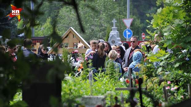 Сегодня - ровно год со дня смерти певицы. Родные Жанны собрались на ее могиле. Дмитрий Шепелев не приехал Фото: Евгения ГУСЕВА
