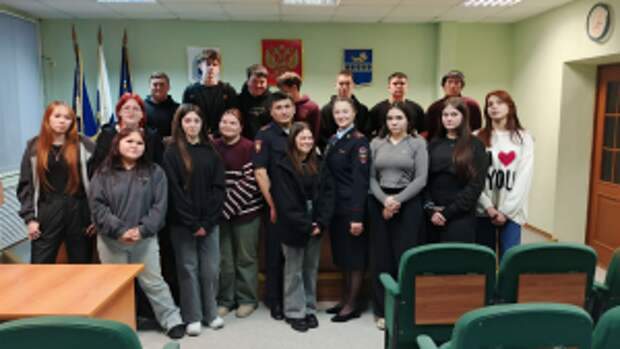 В ЯНАО студенты Тарко-Салинского профессионального колледжа познакомились с работой полиции в рамках акции «Студенческий десант»