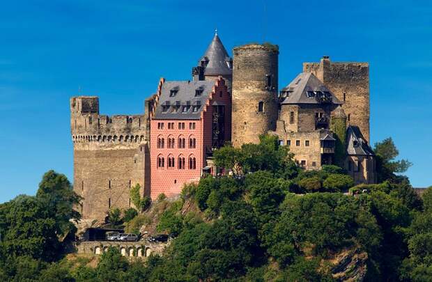 В Обервезеле сохранился великолепный средневековый замок, ставший самой яркой достопримечательностью района. | Фото: pinterest.com.au.