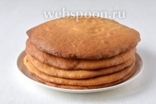 Медовые коржи готовы.