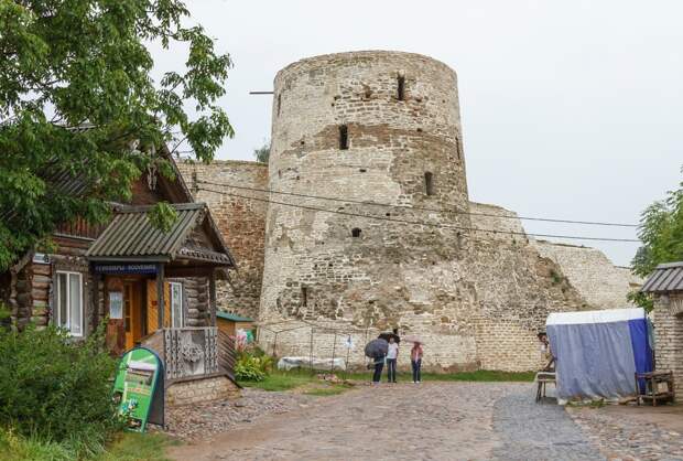 Башня Темнушка, Изборская крепость
