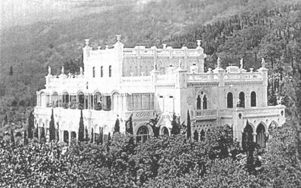 Госдачи в Оливе были построены на месте старинного имения купеческой семьи Кокаревых — здесь изображен Дворец Кокорева, начало 20го века.. 