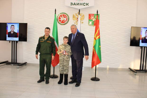 «Воспитали настоящих патриотов»: в Заинске вручили ордена родным семьям бойцов СВО