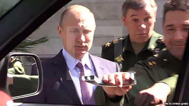 Владимир Путин не смог открыть дверь автомобиля "Патриот"