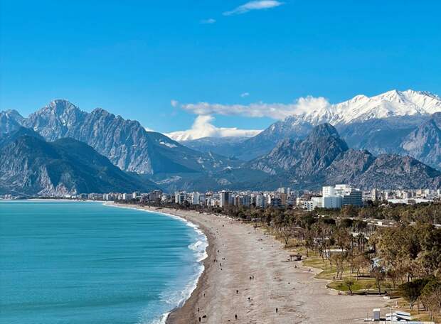 В июне россияне выбирают пляжный отдых преимущественно в Турции или Египте