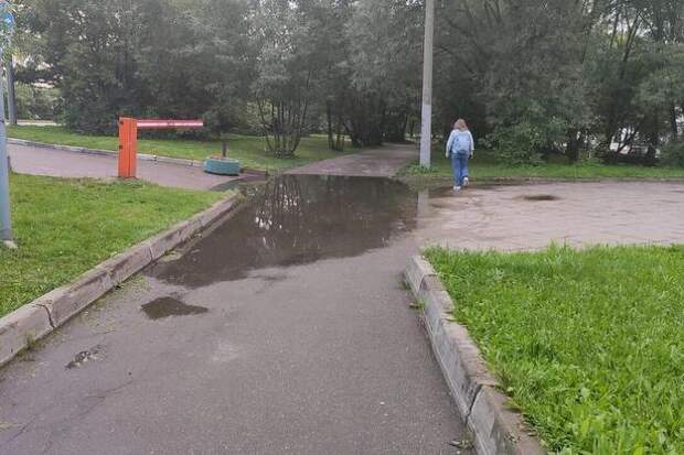 Подтопление при входе в парк 60-летия Победы в 11-м микрорайоне ликвидировано Подтопление при входе в парк 60-летия Победы в 11-м микрорайоне ликвидировано