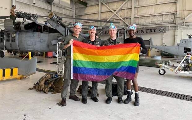Зачем четвёртый боец первому ЛГБТ-экипажу вертолёта армии США?!