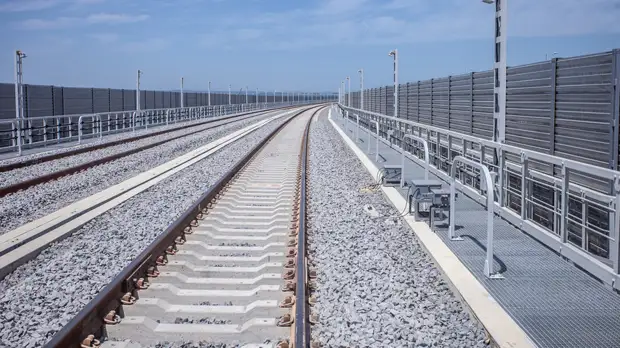 На Крымском мосту начали устанавливать железнодорожную автоматику