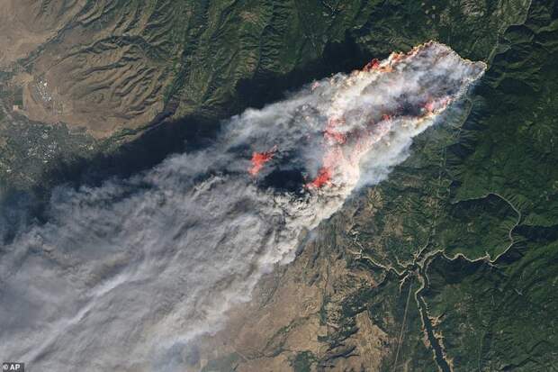 Появились также снимки разрушительного пожара Кэмп со спутника NASA ynews, калифорния, катастрофы, лесные пожары, новости, пожар, пожары в Калифорнии, происшествия