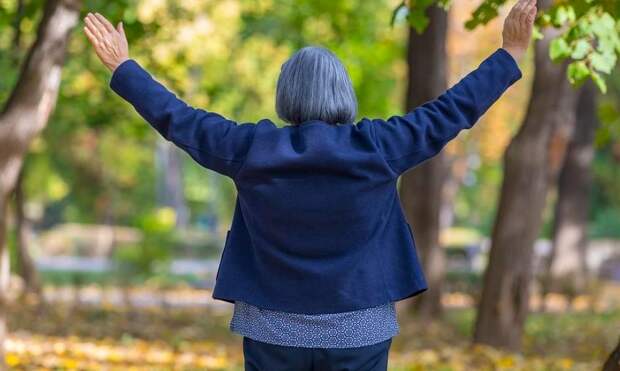 Обратный образ жизни: женщина в 101 год до ночи смотрит телевизор и ест чипсы