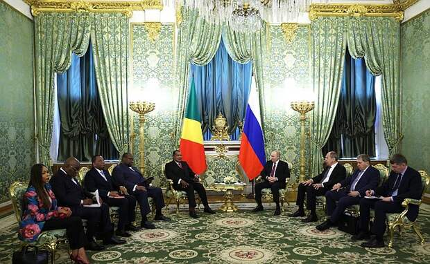 Русское угощение для африканца: Путин угостил президента Конго пельменями с перепелкой и десертом "Гжель"