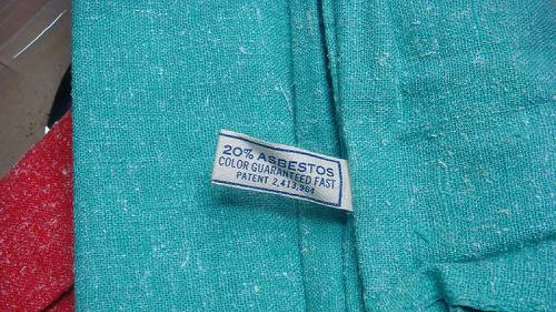 Посудные полотенца Что может быть лучше, чем начисто вытереть тарелку полотенцем, на целых 20% состоящим из асбеста? Производители уверяли, что этот материал делает полотенца идеальным средством для полировки блюд, и, кроме того, обеспечивает дополнительные абсорбирующие свойства. Что и говорить, так оно и было на самом деле — вот только о канцерогенности асбеста никто заявить не потрудился.