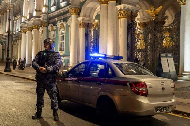 В Петербурге задержали туриста после порчи мраморной статуи в Эрмитаже