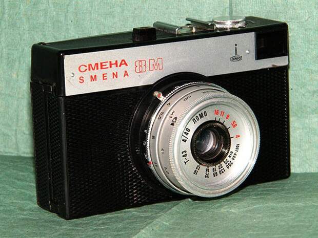 Фотоаппарат «Смена-8м» — школьный советский фотоаппарат, выпускавшийся в СССР с 1970 года. Фотоаппарат был весьма популярен среди жителей Советского Союза, причем не только школьников, но и взрослых людей. Фотоаппарат многим запомнился своим корпусом вещи, советский союз, советское время, ссср