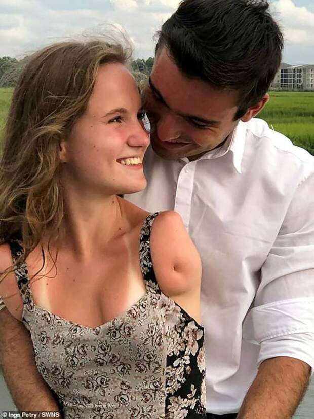 20-летняя студентка юридического факультета, родившаяся без рук, научилась играть на виолончели, есть палочками и даже управлять автомобилем.