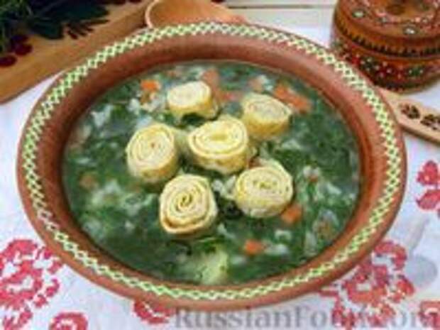 Фото к рецепту: Рисовый суп с крапивой, картофелем и яичными рулетиками