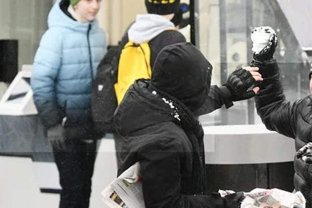 В Москве подростки толпой избили школьника и начали шантажировать его сестру