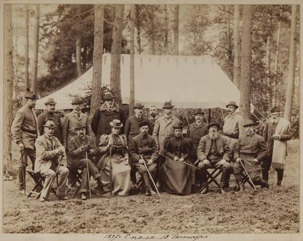 1897. Николай II и Александра Федоровна в группе со штатскими на охоте.jpg