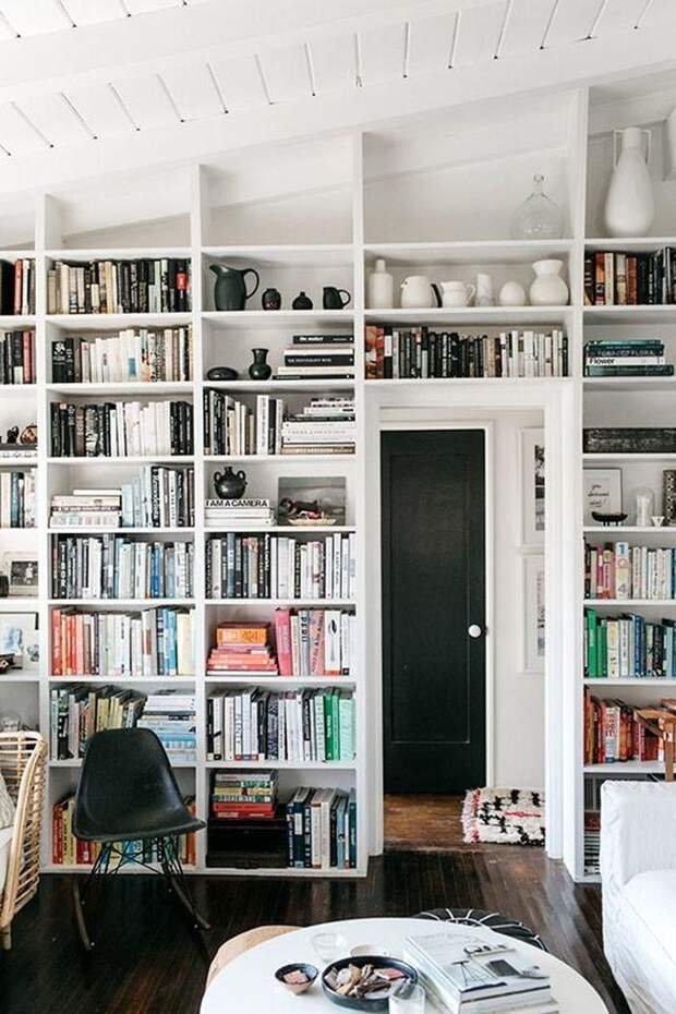 25 идей встроенных книжных полок для экономии пространства