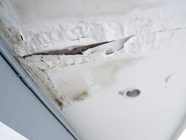 В жилом доме в российском городе рухнул потолок