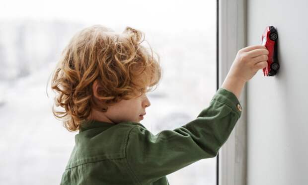 В Новодвинске двухлетний ребенок выпал из окна квартиры