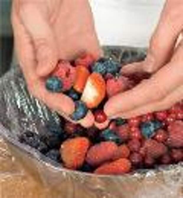Фото приготовления рецепта: Торт с ягодами в сметанном желе, шаг №5