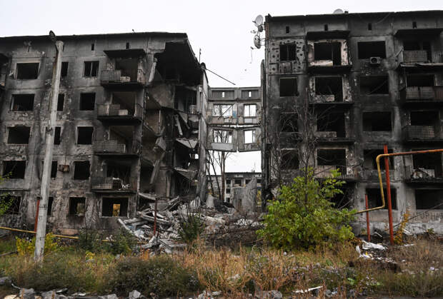 Командующий ВСУ показал кадры ударов по многоэтажному дому в Донецке