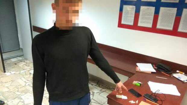 В Крыму 18-летний закладчик оставлял опасные пробирки возле железной дороги