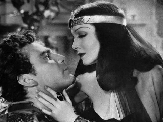 Кадр из фильма *Клеопатра*, 1934 | Фото: love2beauty.ru Кадр из фильма *Клеопатра*, 1934 | Фото: love2beauty.ru